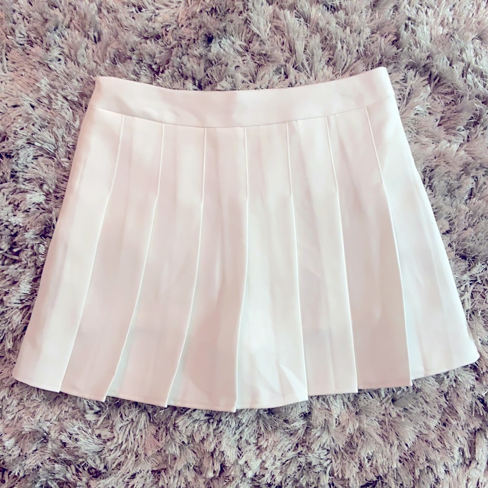 White pleaded skirt